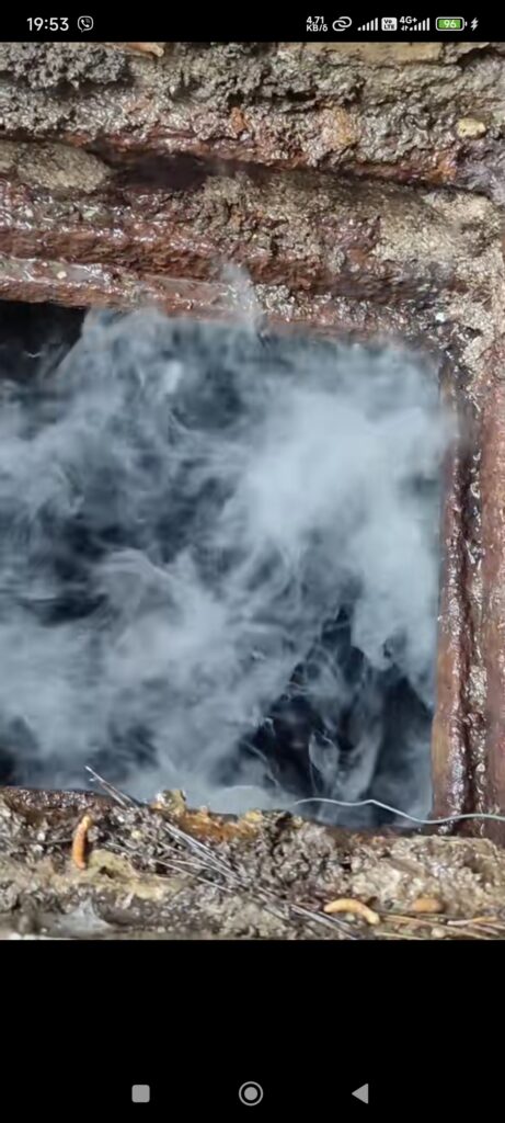 τοποθέτηση καπνογόνου σε βόθρο για απεντόμωση κατσαρίδων