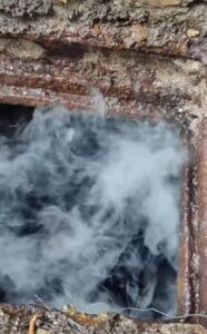 τοποθέτηση καπνογόνου σε βόθρο για απεντόμωση κατσαρίδων